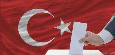 Правящая партия Турции лидирует на досрочных выборах в парламент