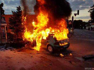 Под Киевом из-за ДТП сгорело авто: пострадала беременная женщина