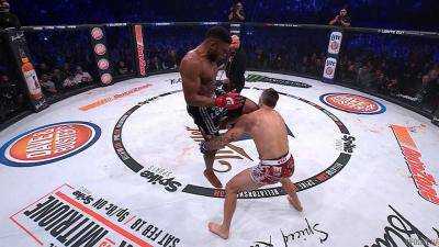 Пьяный посетитель ресторана по ошибке напал на экс-чемпиона UFC.Видео