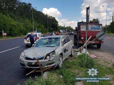 Водителю стало плохо: под Киевом автомобиль въехал в дорожников, есть погибшие и раненые