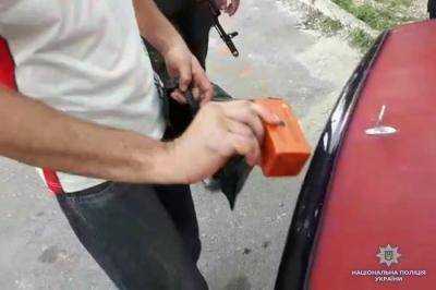 В Мариуполе из автомобиля достали килограмм тротиловых шашек