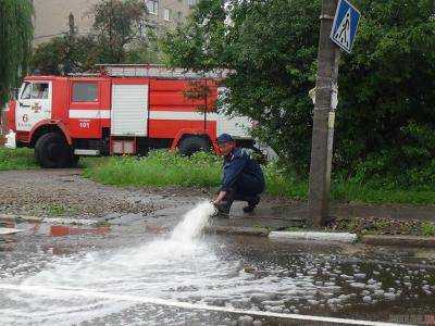 Столичный суд подтопило: спасатели откачивают воду