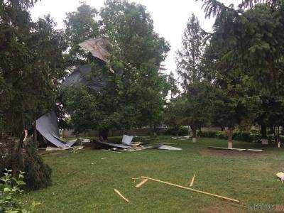 Непогода сорвала крыши домов на Буковине