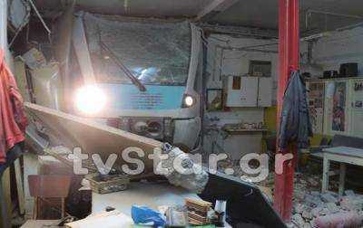 В Греции поезд врезался в здание: есть пострадавшие