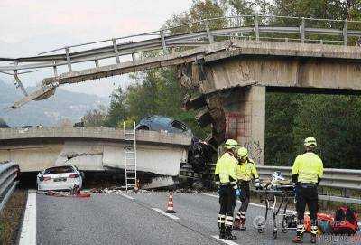На севере Италии обрушился автомобильный мост