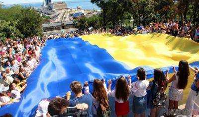 В Одессе над Потемкинской лестницей развернули флаг Украины