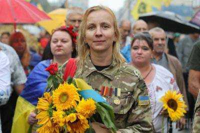 В центре Львова образовали "живую" карту Украины