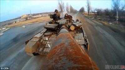 Необычная селфи-палка и стрельбы: в сети появилось драйвовое видео с украинскими танкистами.Видео