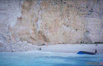 На популярном курорте Греции скала рухнула на туристов: фото и видео ЧП