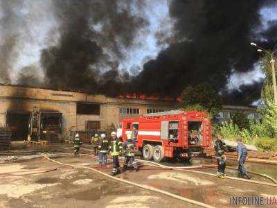 Пожар на бумажной фабрике в Житомире: к тушению привлекли более 60 спасателей