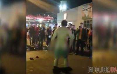 В центре Днепра обнаженный мужчина устроил "дикие танцы". Видео