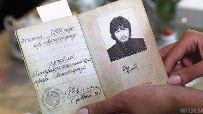 Паспорт Виктора Цоя продали на аукционе за 9 млн рублей