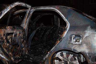 В Днепре возле детской площадки сгорел автомобиль