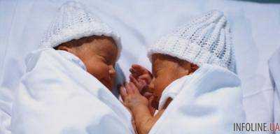 Новорожденные близнецы чуть не умерли из-за матери.Видео