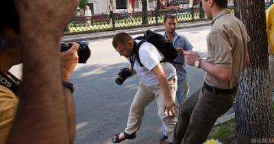 Семь нападений на журналистов зафиксировали в Украине в сентябре