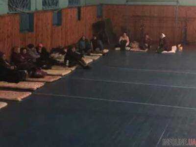 ЧП на складах в Ичне: люди ночуют в спортзалах на матах