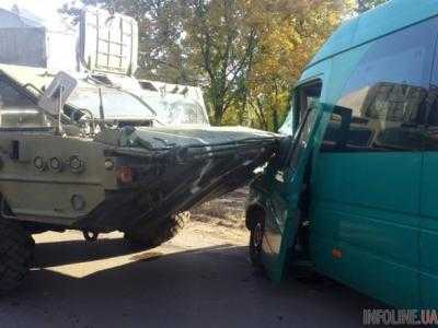 В Днепропетровской области столкнулись маршрутка и военное авто: есть пострадавшие