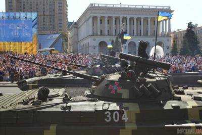 В Житомире прошел парад военной техники ко Дню защитника Украины