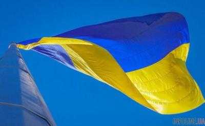 В Херсоне на посвящении курсантов рухнул флаг Украины, фото