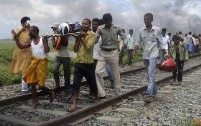 Поезд въехал в толпу людей на религиозном празднике в Индии