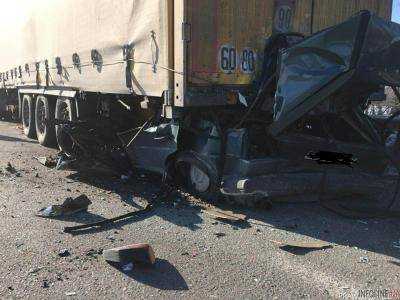 Легковушка въехала под грузовик в Киевской области, один водитель погиб