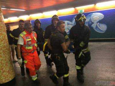 Спасатели эвакуируют болельщиков, пострадавших в римском метро