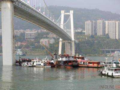 В Китае пассажирский автобус упал в реку с 60-метрового моста