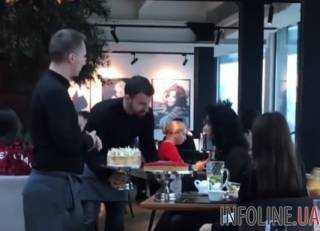 В киевском ресторане официант «зарядил» тортом в лицо посетительнице. Опубликовано курьезное видео
