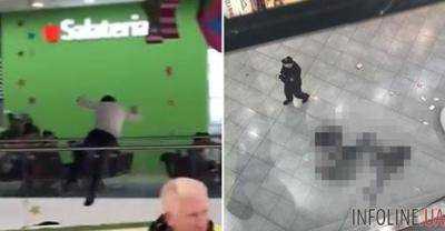 "А че, охраннику все равно?": в московском ТЦ у всех на глазах девушка прыгнула с 4-го этажа.Видео