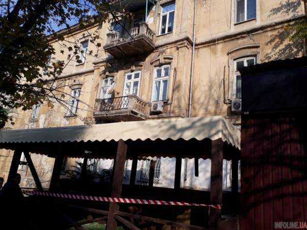 В центре Одессы обвалился балкон вместе с хозяином: мужчина сломал позвоночник