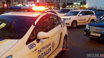 В центре Киева произошло жестокое преступление: мужчина избивал женщину на глазах прохожих. Жуткое видео