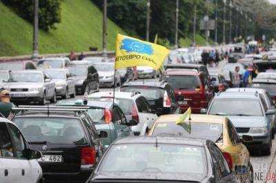 Новый закон о евробляхах заставил украинцев бросать машины прямо на границе. Домой – на своих двоих, шокирующие фотофакты