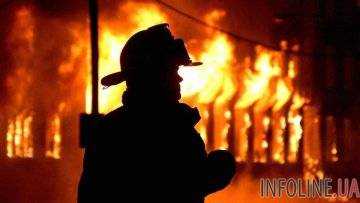 В Керчи горят склады, пожарные спасают имущество и парализованных ужасом людей: адское видео