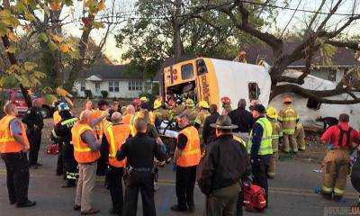 В США школьный автобус с детьми попал в аварию