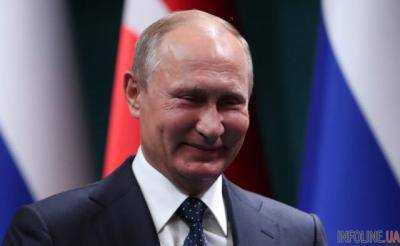 Путин «напал» под Киевом с оружием и гранатами на иностранца