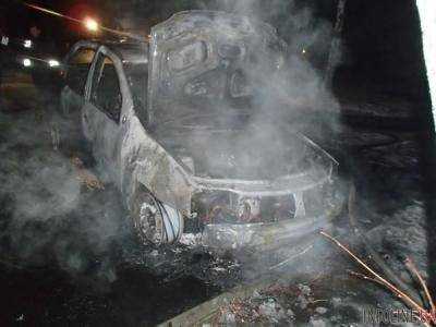 В спальном районе Херсона подожгли три автомобиля