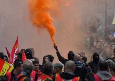 Протесты “желтых жилетов” повергли экономику Франции в кризис