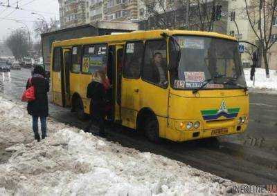 Отличный "сервис": водитель киевской маршрутки справил нужду прямо в салоне. Фото 18+