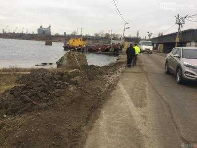 Под Черноморском на паромной переправе утонул автомобиль