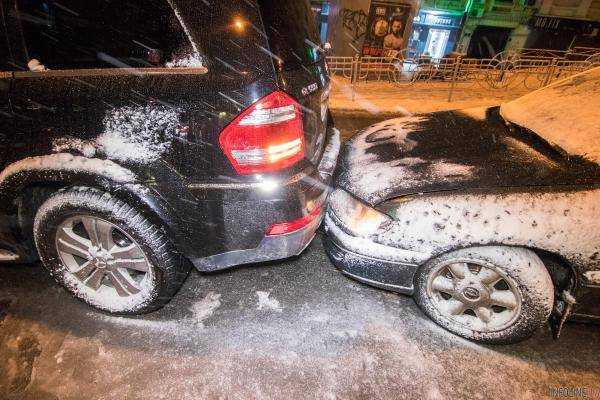 В центре Киева из-за снегопада за 20 минут столкнулись пять машин
