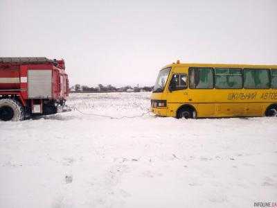 Под Киевом из-за непогоды застрял школьный автобус с детьми