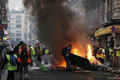 "Желтые жилеты" подожгли Банк Франции