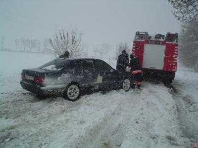 Спасатели вытащили четыре авто из снежных заносов в Днепропетровской области