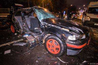 В Киеве на бульваре Шевченко Daewoo влетел в BMW и снес рекламный бокс: пассажирку вырезали спасатели