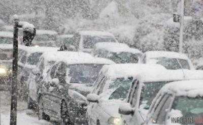 Близ Запорожья в снежном плену оказались сотни авто: заблокированы пять трасс, фото