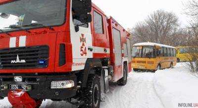 В Днепропетровской области в снежном сугробе застрял школьный автобус с 20 учениками