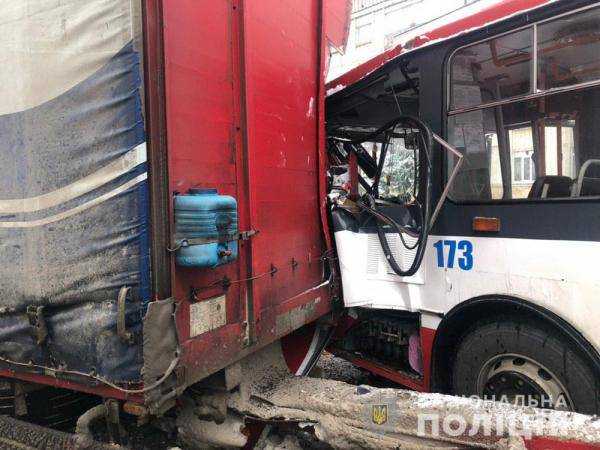 В Ровно у грузовика отсоединился прицеп и врезался в троллейбус: есть пострадавшие