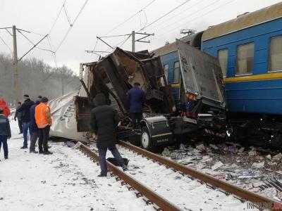 В Харьковской области поезд протаранил грузовик
