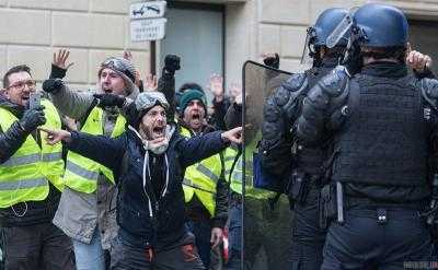 Во время протестов во Франции пострадали 8 полицейских