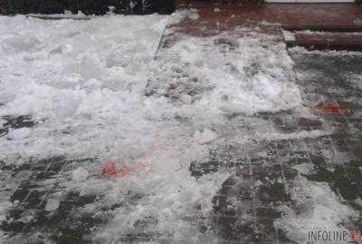В Конотопе снежная глыба упала на двух человек, пострадавшие госпитализированы
